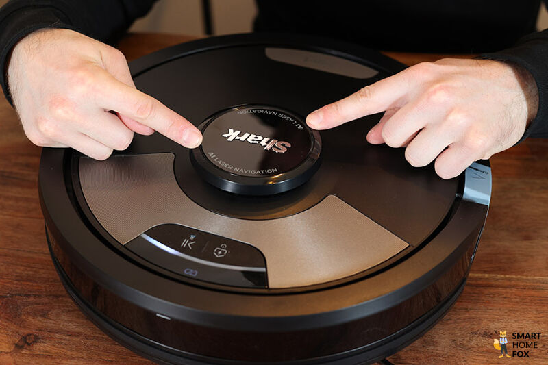 Der Laserturm eines Shark Saugroboters ist zu sehen.